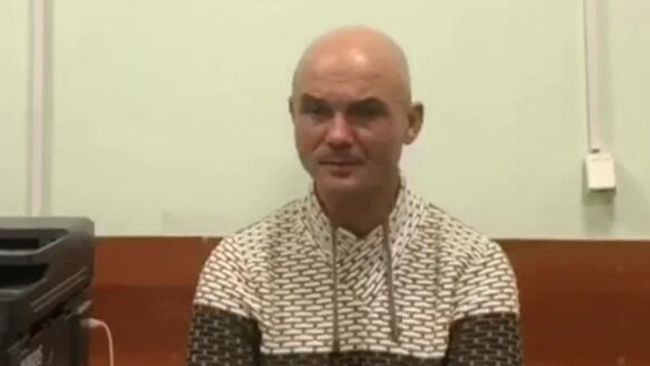 Виктор Гаврилов, обвиняемый в оставлении своих малолетних детей в аэропорту Шереметьево, во время допроса в отделении Следственного комитета. Скриншот видео Виктор Гаврилов, обвиняемый в оставлении своих малолетних детей в аэропорту Шереметьево, во время допроса в отделении Следственного комитета. Скриншот видео
