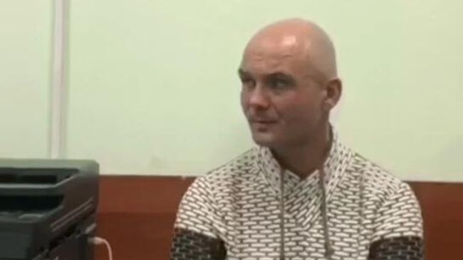 Виктор Гаврилов, обвиняемый в оставлении своих малолетних детей в аэропорту Шереметьево, во время допроса в отделении Следственного комитета. Скриншот видео Виктор Гаврилов, обвиняемый в оставлении своих малолетних детей в аэропорту Шереметьево, во время допроса в отделении Следственного комитета. Скриншот видео