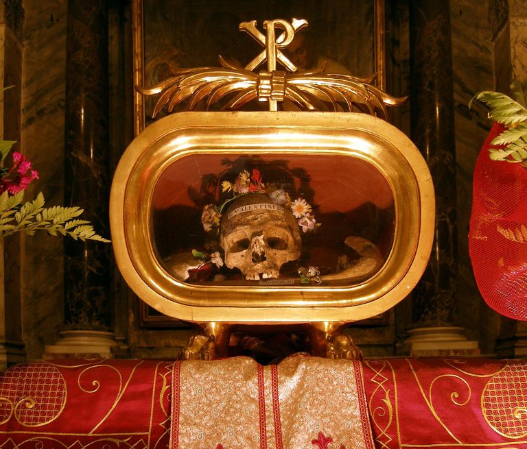 Череп святого Валентина в церкви Санта Мария Космедин в Риме (Santa Maria in Cosmedin)