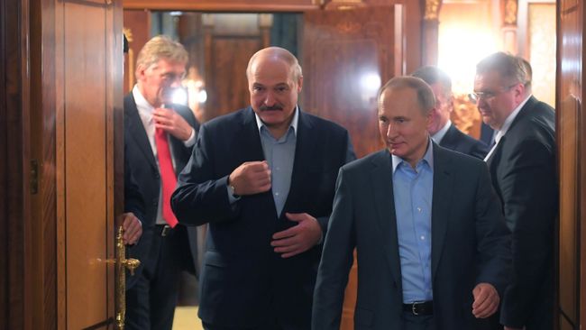Президент Белоруссии Александр Лукашенко и президент РФ Владимир Путин во время встречи в Сочи Президент Белоруссии Александр Лукашенко и президент РФ Владимир Путин во время встречи в Сочи