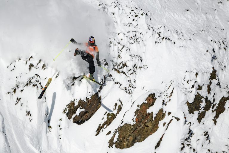 Фрирайдер Логан Пехота спускается по отвесной скале во время соревнований Freeride World Tour skiing and snowboarding в Канаде Фрирайдер Логан Пехота спускается по отвесной скале во время соревнований Freeride World Tour skiing and snowboarding в Канаде