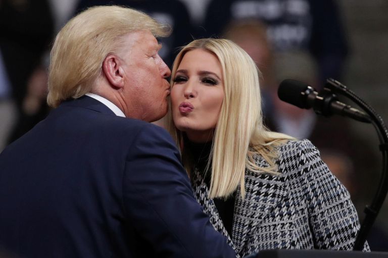 Президент США Дональд Трамп со своей дочерью Иванкой на предвыборном митинге в Манчестере, штат Нью-Гэмпшир Президент США Дональд Трамп со своей дочерью Иванкой на предвыборном митинге в Манчестере, штат Нью-Гэмпшир