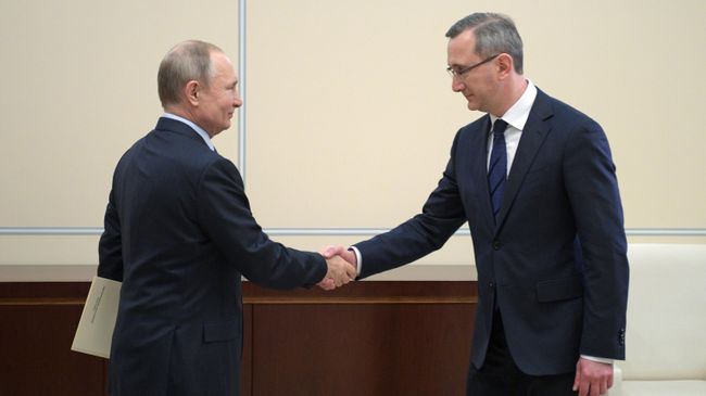 Президент РФ Владимир Путин и Владислав Шапша, назначенный временно исполняющим обязанности губернатора Калужской области, во время встречи Президент РФ Владимир Путин и Владислав Шапша, назначенный временно исполняющим обязанности губернатора Калужской области, во время встречи