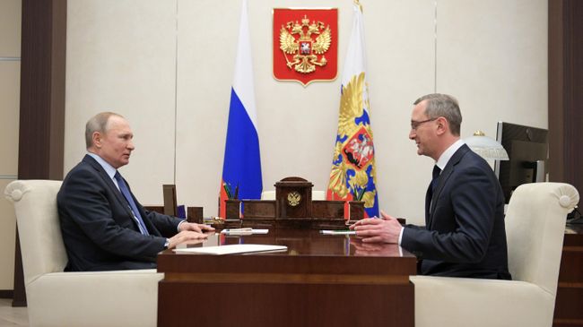Президент РФ Владимир Путин и Владислав Шапша, назначенный временно исполняющим обязанности губернатора Калужской области, во время встречи Президент РФ Владимир Путин и Владислав Шапша, назначенный временно исполняющим обязанности губернатора Калужской области, во время встречи