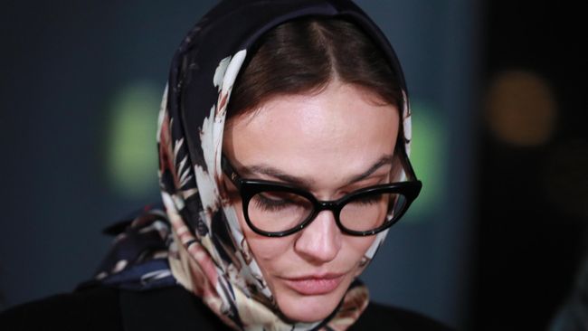 Модель, блогер Алена Водонаева вышла из отделения полиции после дачи пояснений по поводу своего поста о получателях материнского капитала Модель, блогер Алена Водонаева вышла из отделения полиции после дачи пояснений по поводу своего поста о получателях материнского капитала