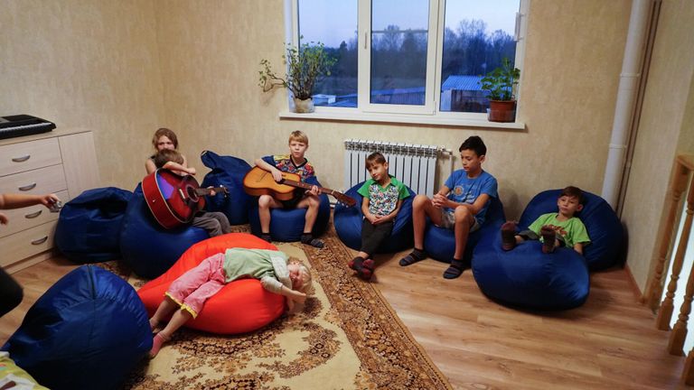 Дети Николая и Ларисы Молнар в новом доме