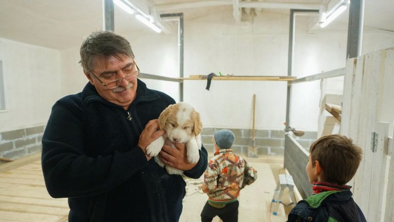 Николай Молнар с детьми и щенком