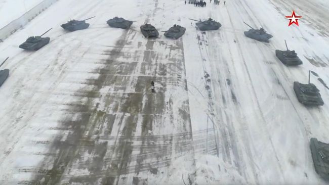 Российский военный сделал девушке предложение с помощью танков Российский военный сделал девушке предложение с помощью танков