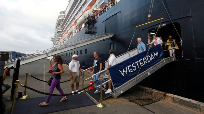 Пассажиры покидают круизный лайнер Westerdam в камбоджийском порту Сиануквиль. 14 февраля 2020 Пассажиры покидают круизный лайнер Westerdam в камбоджийском порту Сиануквиль. 14 февраля 2020