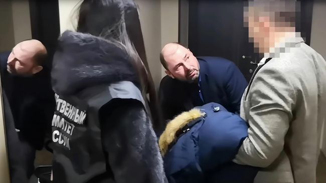 Стоп-кадр видео задержания главы администрации Листвянского муниципального образования Александра Шамсудинова Стоп-кадр видео задержания главы администрации Листвянского муниципального образования Александра Шамсудинова