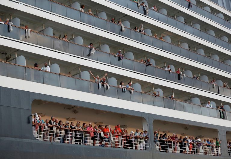Пассажиры на круизом лайнере Westerdam в камбоджийском порту Сиануквиль Пассажиры на круизом лайнере Westerdam в камбоджийском порту Сиануквиль