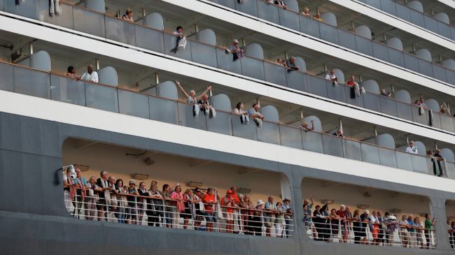Пассажиры на круизом лайнере Westerdam в камбоджийском порту Сиануквиль Пассажиры на круизом лайнере Westerdam в камбоджийском порту Сиануквиль