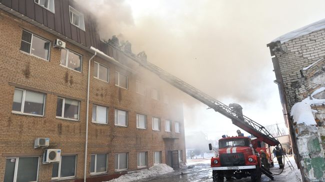 Пожар в цехе по производству пластиковой посуды в Челябинске Пожар в цехе по производству пластиковой посуды в Челябинске