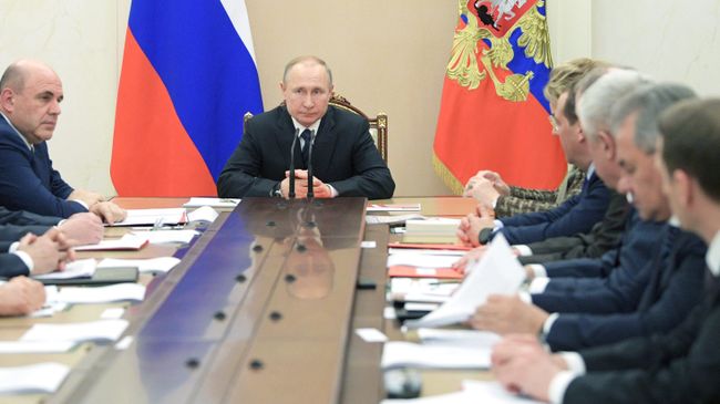 Президент РФ Владимир Путин и председатель правительства РФ Михаил Мишустин на совещании с постоянными членами Совета безопасности Президент РФ Владимир Путин и председатель правительства РФ Михаил Мишустин на совещании с постоянными членами Совета безопасности