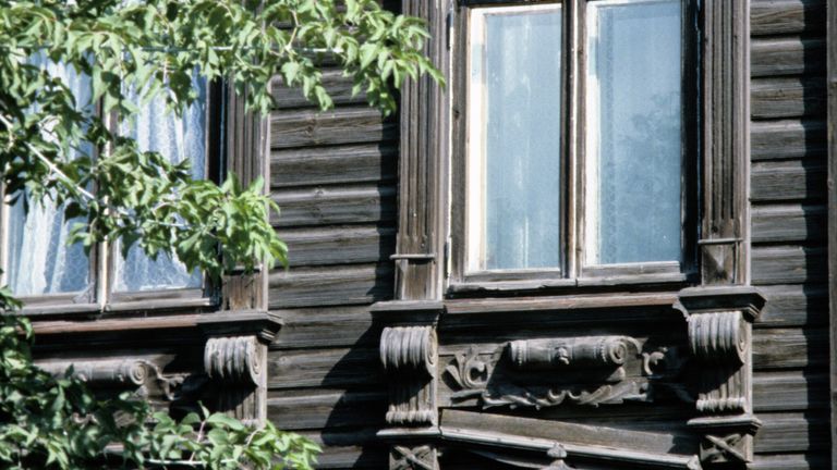 Детали окна одного из домов в городе Тюмени, относящегося ко второй половине XIX века Детали окна одного из домов в городе Тюмени, относящегося ко второй половине XIX века