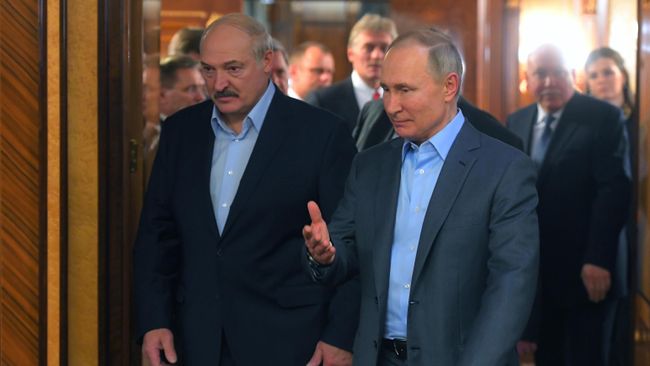Президент РФ Владимир Путин и президент Белоруссии Александр Лукашенко во время встречи Президент РФ Владимир Путин и президент Белоруссии Александр Лукашенко во время встречи