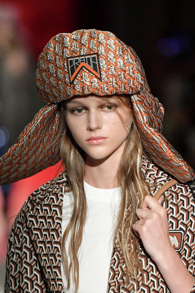 Модель во время показа коллекции Prada Resort 2019 в Нью-Йорке