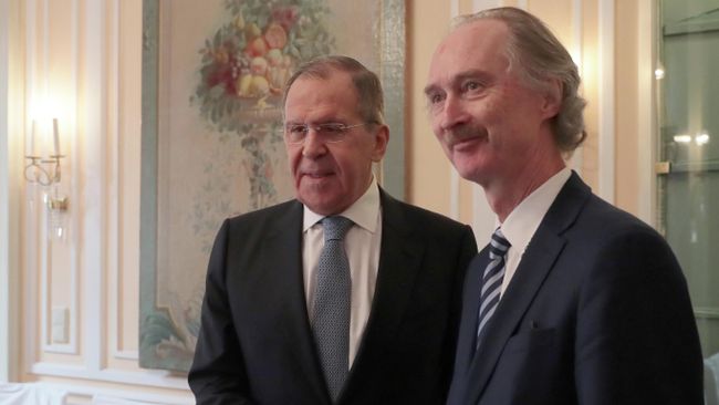 Министр иностранных дел РФ Сергей Лавров (слева) и спецпосланник Генерального секретаря ООН по Сирии Гейр Педерсен во время встречи в Мюнхене. Министр иностранных дел РФ Сергей Лавров (слева) и спецпосланник Генерального секретаря ООН по Сирии Гейр Педерсен во время встречи в Мюнхене.