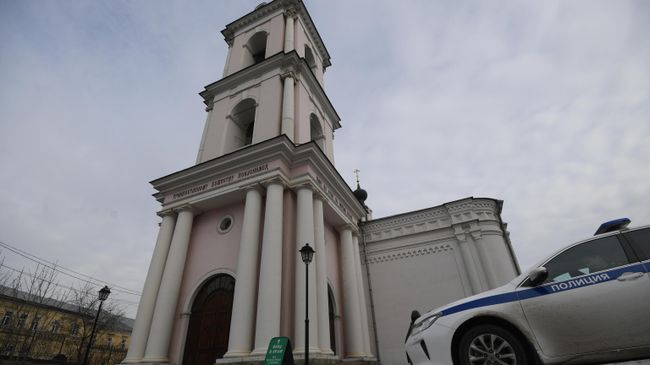 В Москве мужчина с ножом ранил двух прихожан храма В Москве мужчина с ножом ранил двух прихожан храма