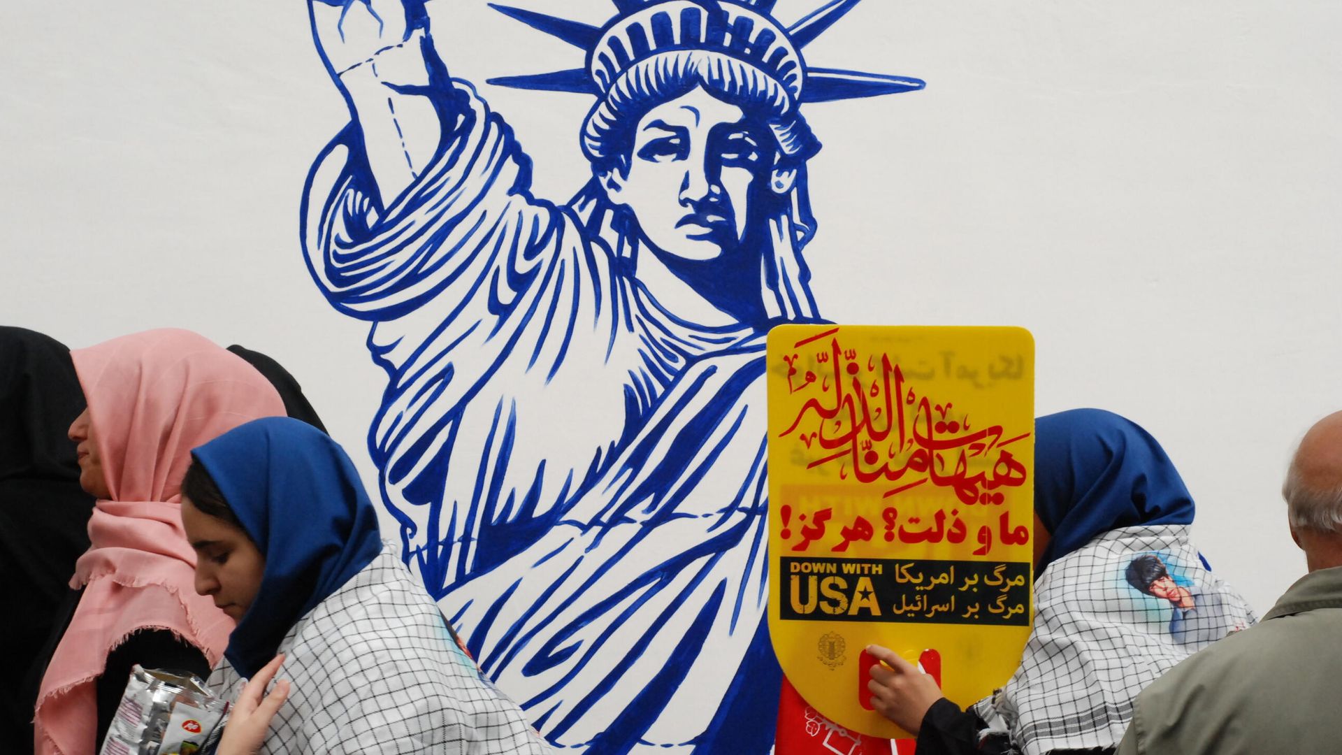 Граффити перед бывшим посольством США в Тегеране Граффити перед бывшим посольством США в Тегеране - РИА Новости, 1920, 09.09.2022