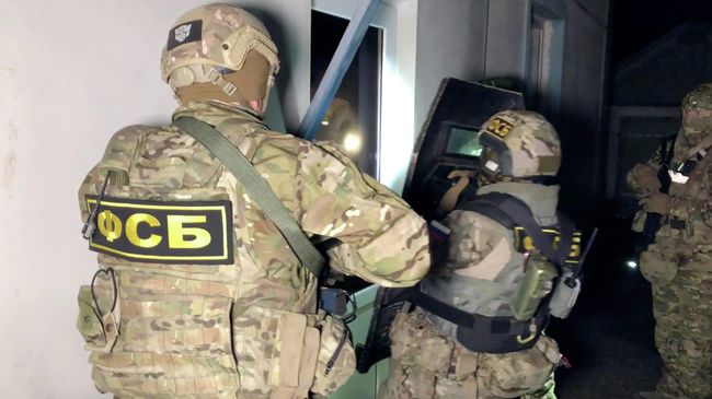 Сотрудники ФСБ во время спецоперации Сотрудники ФСБ во время спецоперации
