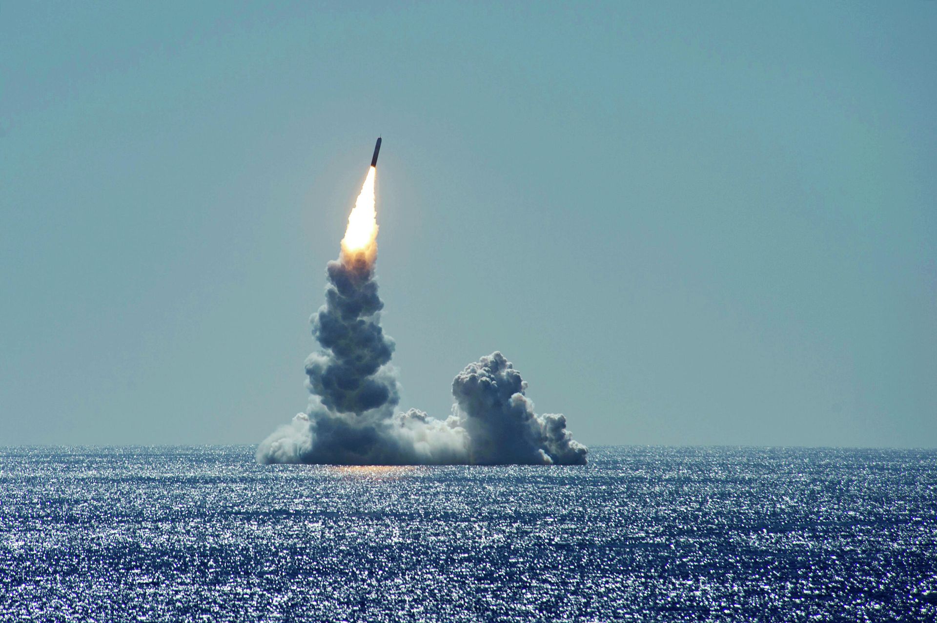 Запуск баллистической ракеты Trident II (D5LE) с подводной лодки USS Maine - РИА Новости, 1920, 15.01.2021