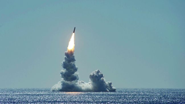 Запуск баллистической ракеты Trident II (D5LE) с подводной лодки USS Maine Запуск баллистической ракеты Trident II (D5LE) с подводной лодки USS Maine