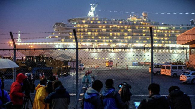 Лайнер Diamond Princess на рейде в порту Йокогама Лайнер Diamond Princess на рейде в порту Йокогама
