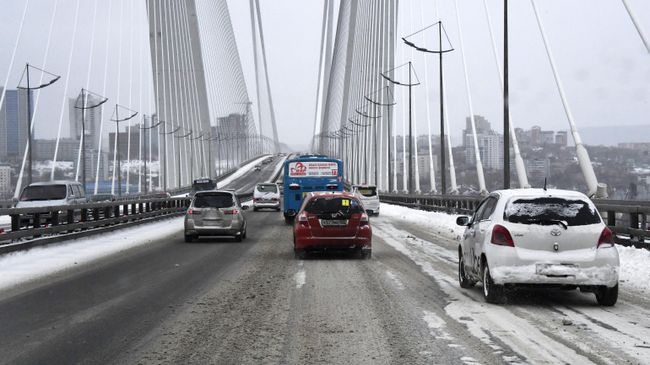 Дорожное движение после снегопада на Золотом мосту во Владивостоке Дорожное движение после снегопада на Золотом мосту во Владивостоке