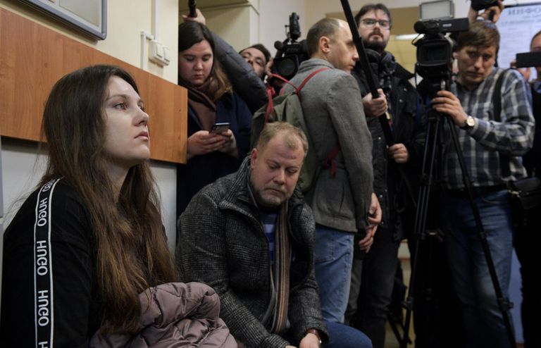 Жительница Петербурга Алла Ильина перед началом заседания Петроградского районного суда
