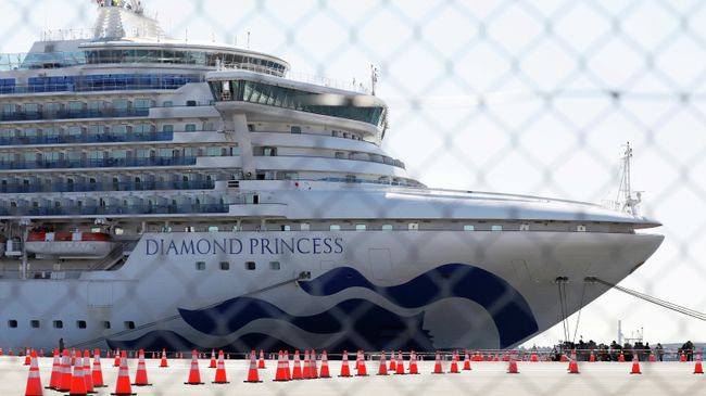 Круизный лайнер Diamond Princess в порту Йокогама Круизный лайнер Diamond Princess в порту Йокогама