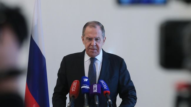 Министр иностранных дел РФ Сергей Лавров во время пресс-подхода по итогам Мюнхенской конференции по безопасности Министр иностранных дел РФ Сергей Лавров во время пресс-подхода по итогам Мюнхенской конференции по безопасности