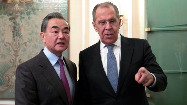 Министр иностранных дел РФ Сергей Лавров и министр иностранных дел Китая Ван И во время встречи в Мюнхене Министр иностранных дел РФ Сергей Лавров и министр иностранных дел Китая Ван И во время встречи в Мюнхене