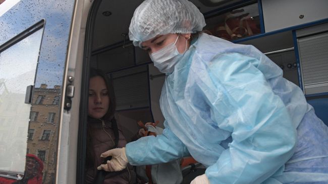 Жительница Петербурга Алла Ильина в машине скорой помощи после заседания Петроградского районного суда Жительница Петербурга Алла Ильина в машине скорой помощи после заседания Петроградского районного суда