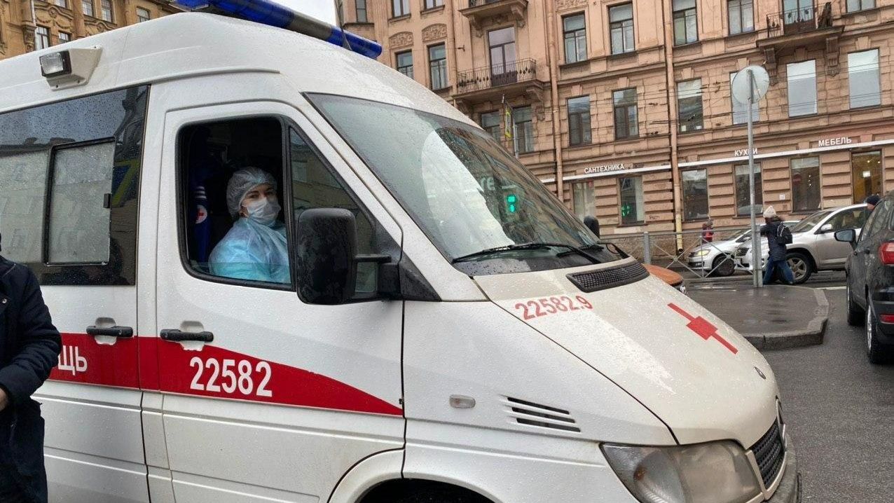 Автомобиль скорой помощи у здания Петроградского районного суда - РИА Новости, 1920, 20.12.2020