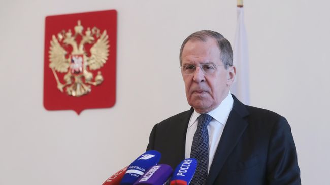 Министр иностранных дел РФ Сергей Лавров во время пресс-подхода по итогам Мюнхенской конференции по безопасности Министр иностранных дел РФ Сергей Лавров во время пресс-подхода по итогам Мюнхенской конференции по безопасности