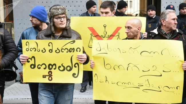 Акция протеста оппозиции у здания парламента Грузии в Тбилиси Акция протеста оппозиции у здания парламента Грузии в Тбилиси