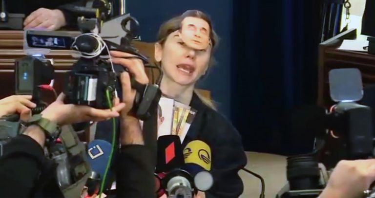 Оппозиционный депутат Тина Бокучава в маске с изображением основателя правящей партии Грузинская мечта Бидзины Иванишвили Оппозиционный депутат Тина Бокучава в маске с изображением основателя правящей партии Грузинская мечта Бидзины Иванишвили