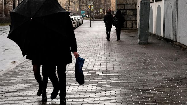Прохожие с зонтиком Прохожие с зонтиком