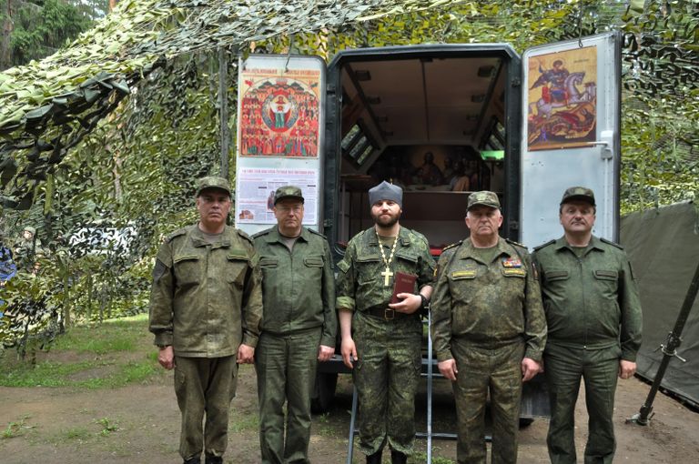 Руководитель Патриаршего подворья при штабе РВСН протоиерей Михаил Васильев вместе с военнослужащими Руководитель Патриаршего подворья при штабе РВСН протоиерей Михаил Васильев вместе с военнослужащими
