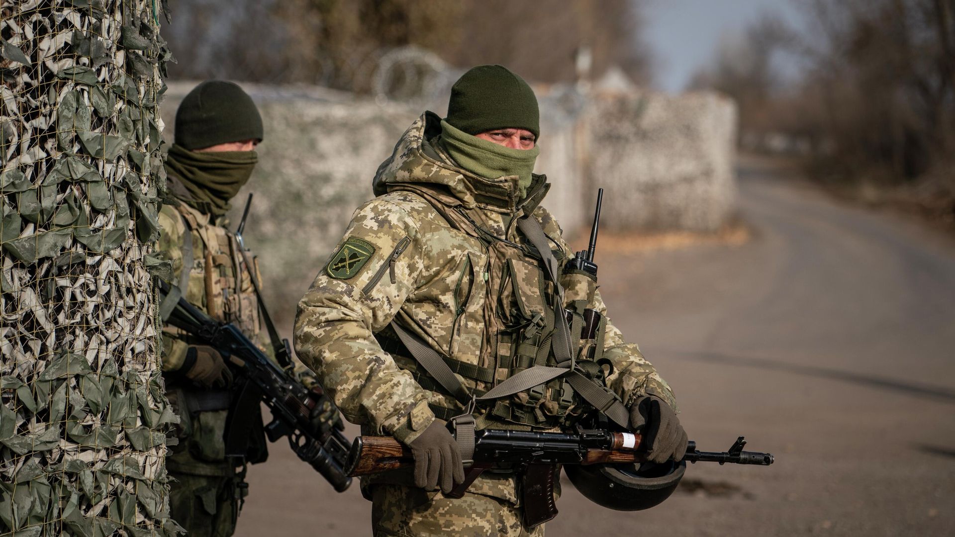 Украинские военнослужащие охраняют контрольно-пропускной пункт возле новой линии соприкосновения в Золотом, Луганская область Украинские военнослужащие охраняют контрольно-пропускной пункт возле новой линии соприкосновения в Золотом, Луганская область - РИА Новости, 1920, 10.04.2021