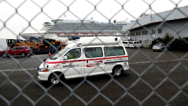 Автомобиль скорой помощи у круизного лайнера Diamond Princess в порту Йокогама