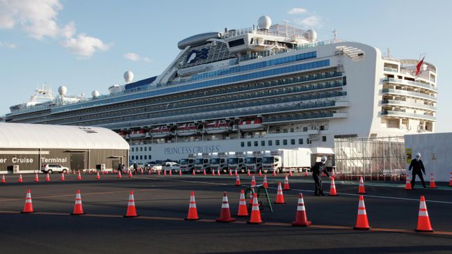 Круизный лайнер Diamond Princess в порту Йокогама Круизный лайнер Diamond Princess в порту Йокогама