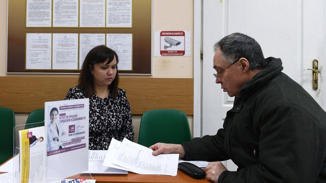 Посетитель ярмарки вакансий в Департаменте труда и социальной защиты Посетитель ярмарки вакансий в Департаменте труда и социальной защиты