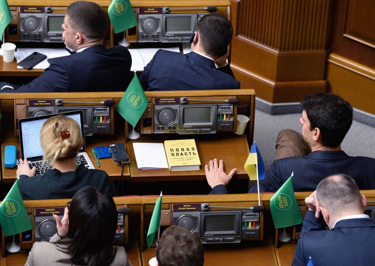 Депутаты Верховной рады Украины во время заседания Депутаты Верховной рады Украины во время заседания