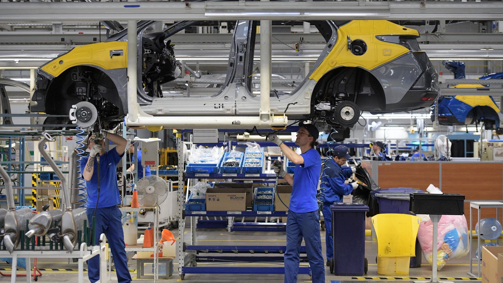 Рабочие в сборочном цехе на заводе Hyundai в Санкт-Петербурге Рабочие в сборочном цехе на заводе Hyundai в Санкт-Петербурге - РИА Новости, 1920, 12.05.2023