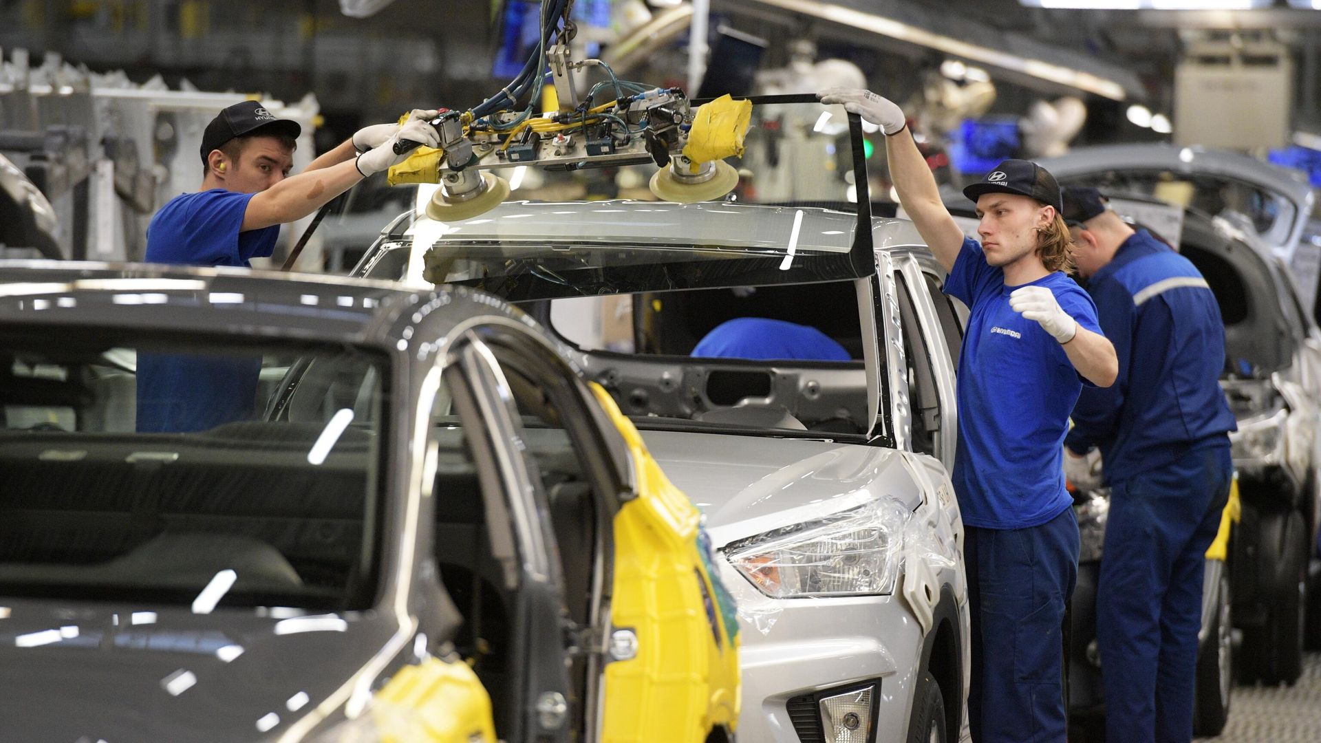 Рабочие в сборочном цехе на заводе Hyundai в Санкт-Петербурге - РИА Новости, 1920, 18.10.2022