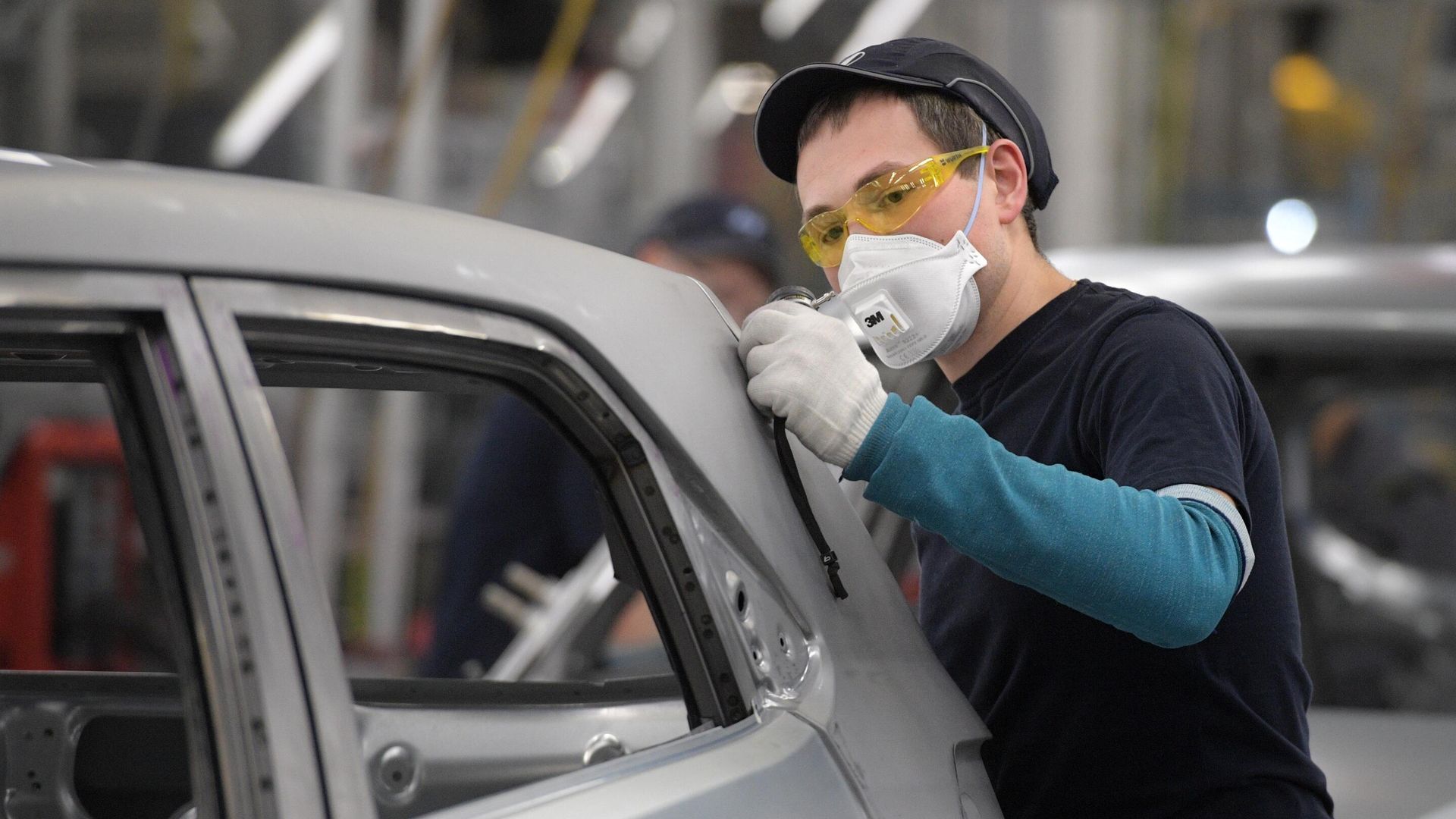 Рабочий в сборочном цехе на заводе Hyundai в Санкт-Петербурге Рабочий в сборочном цехе на заводе Hyundai в Санкт-Петербурге - РИА Новости, 1920, 10.03.2022