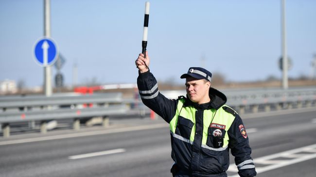 Сотрудник дорожно-патрульной службы Сотрудник дорожно-патрульной службы