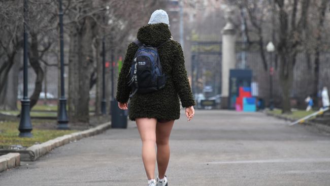 Девушка в Парке Горького в Москве